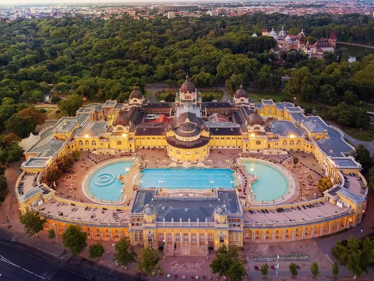 حمام حرارتی سِچِنی (Széchenyi Thermal Bath)