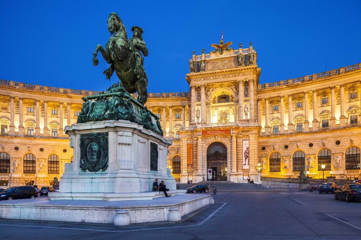 کاخ هوفبورگ (Hofburg Palace)